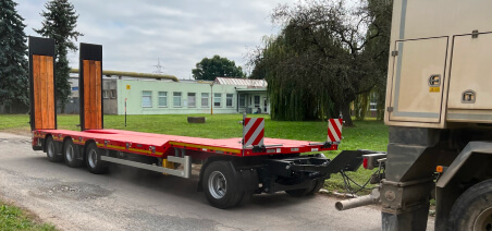 Přívěs TU-L Trailstar Goldhofer – varianta s nájezdovými rampami